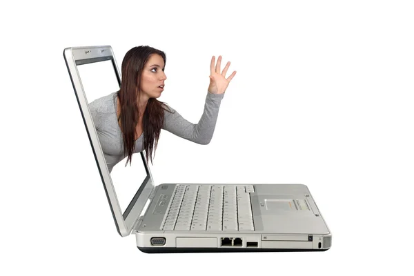 Attraente bruna che raggiunge da un computer portatile (1 ) — Foto Stock