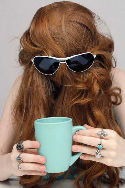 Vackra Redhead med kaffekopp (3) — Stockfoto