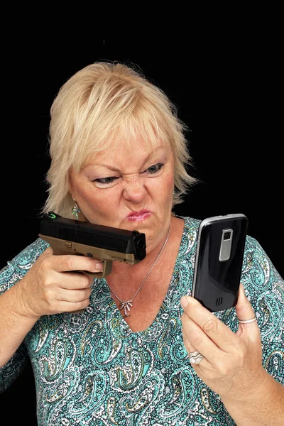 携帯電話と拳銃 (1 の金髪女性を成熟します。) — ストック写真