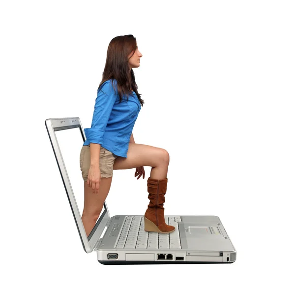 Piękna brunetka kroki z laptopa — Zdjęcie stockowe