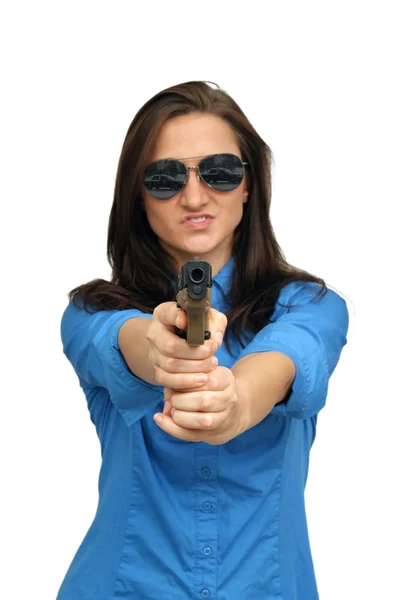 Krásná brunetka s pistole — Stock fotografie