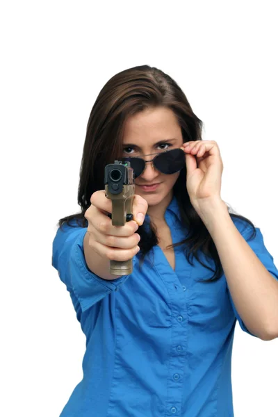 Mooie brunette met een pistool — Stockfoto
