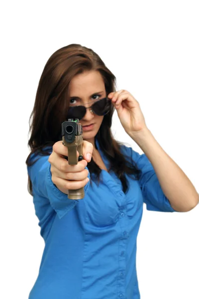 Krásná brunetka s pistole — Stock fotografie