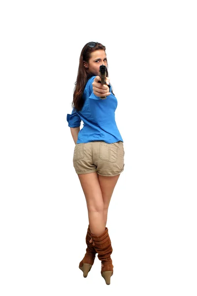 Vacker brunett med en pistol — Stockfoto