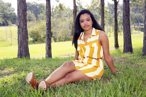 Lindo adolescente latina al aire libre (11 ) —  Fotos de Stock