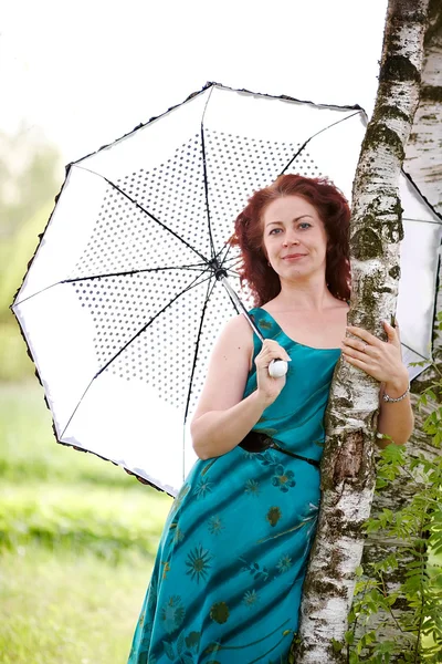 ผู้หญิงที่มีร่ม — ภาพถ่ายสต็อก