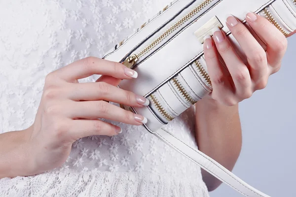 Krásné ženské ruce s manikúrou s kabelka — Stock fotografie