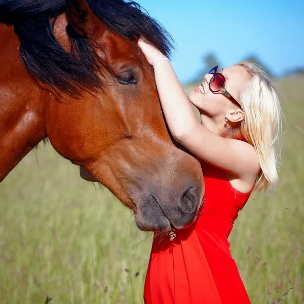 Dívka a kůň — Stock fotografie