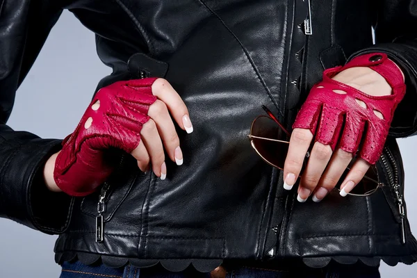 Kvinnornas händer med solglasögon i eleganta handskar — Stockfoto