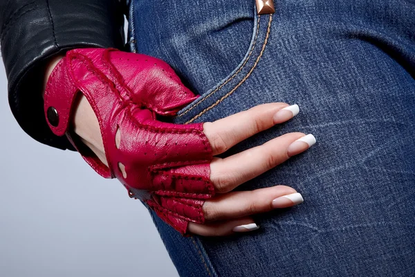 Ženská ruka s manikúrou ve stylové rukavice — Stock fotografie