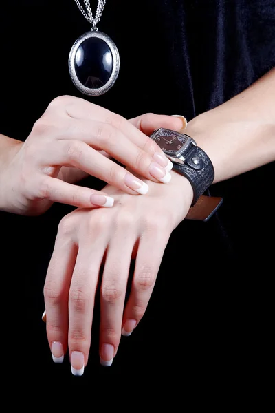 Ženské ruce s hodinkami — Stock fotografie