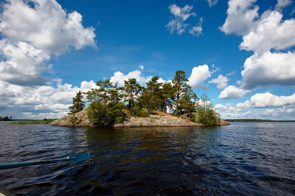 Ostrov na jezeře — Stock fotografie