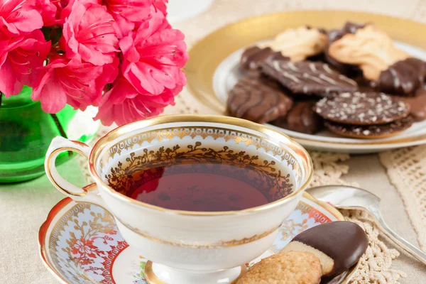 Çerezler ile antika çay fincanı — Stok fotoğraf