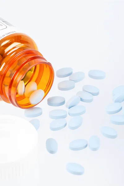 Medicamento de prescrição derramamento de uma garrafa de pílula — Fotografia de Stock
