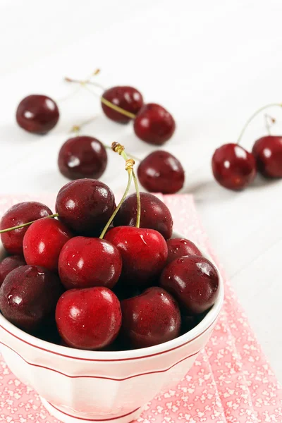 Tigela de cerejas vermelhas maduras frescas — Fotografia de Stock