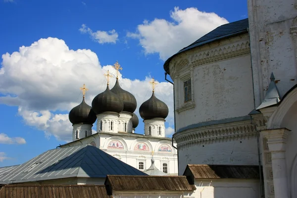 La Iglesia Ortodoxa contra el cielo azul — Foto de Stock
