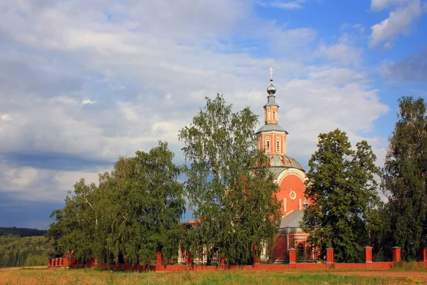 Православная Церковь против голубого неба — стоковое фото