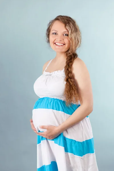 Portret van mooie zwangere vrouw — Stockfoto