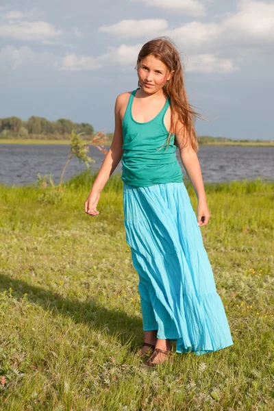 Schöne Mädchen steht auf der grünen Wiese, Sommer, Sonnenuntergang — Stockfoto