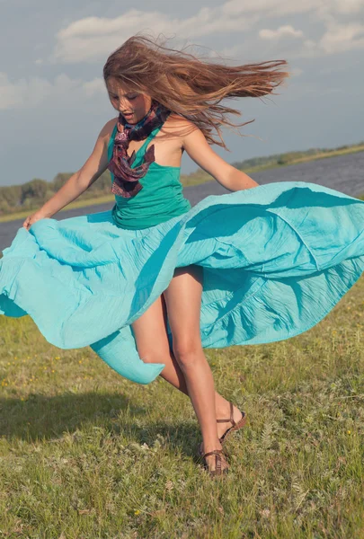 Vidám lány a zöld mező, spinning nyári — Stock Fotó