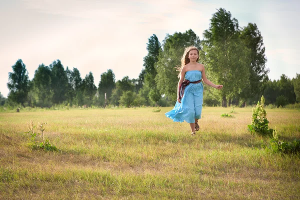 Beautiful girl goes on field, summer — Stock Photo, Image