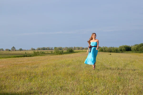 Menina bonita vai em campo, verão — Fotografia de Stock