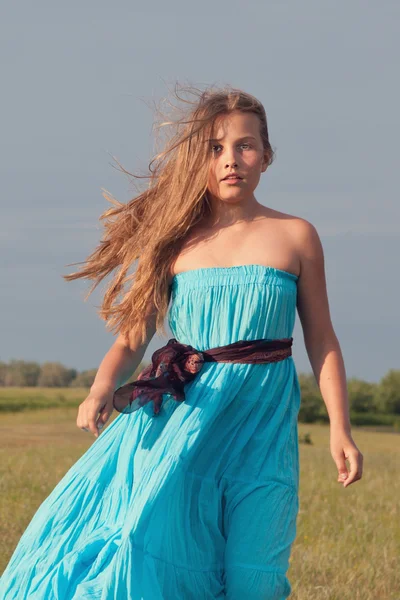 Mooi meisje gaat op veld, zomer — Stockfoto