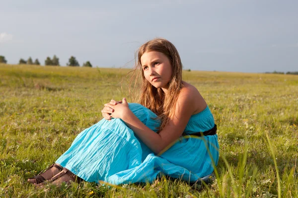 Krásná dívka sedící na zelené trávě, letní — Stock fotografie