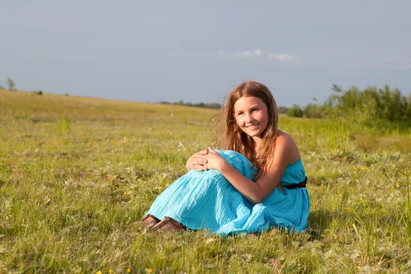 Mooi meisje, zittend op groen gras, zomer — Stockfoto