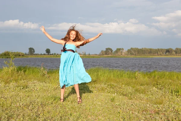 Lustiges kleines Mädchen springt auf der grünen Wiese, Sommer — Stockfoto