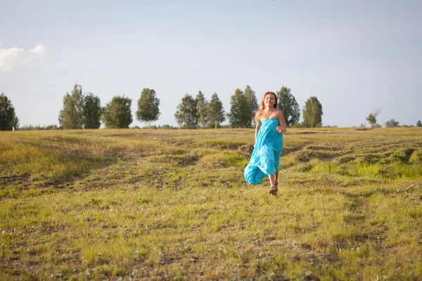 Menina bonita vai em campo, verão — Fotografia de Stock
