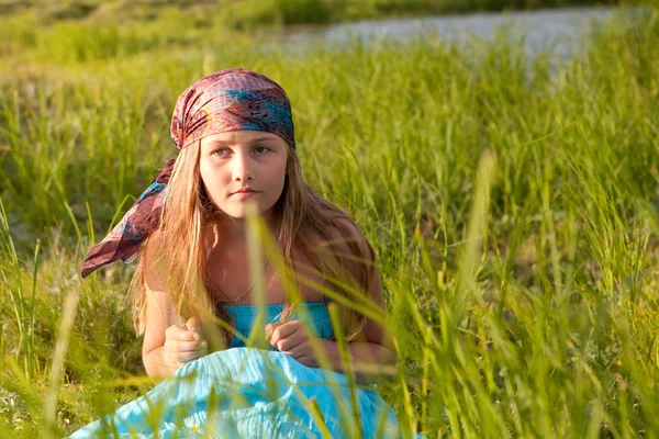 हिरव्या गवत बसलेला सुंदर मुलगी, उन्हाळ्यात — स्टॉक फोटो, इमेज