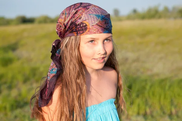 लांब केस असलेल्या सुंदर मुलीचे पोर्ट्रेट — स्टॉक फोटो, इमेज