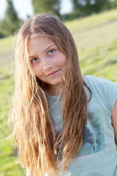 Portret pięknej dziewczyny z długimi włosami — Zdjęcie stockowe