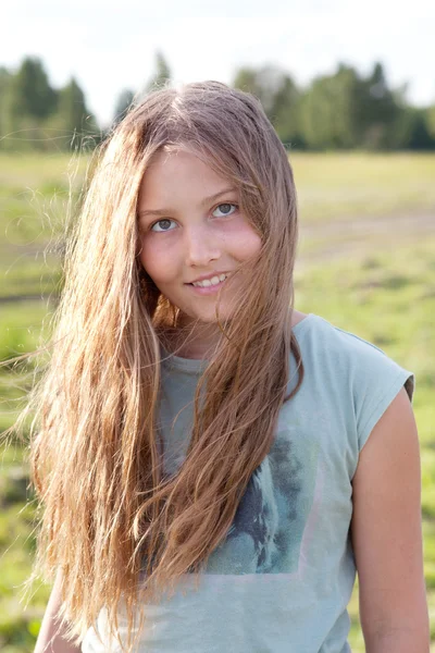 Portrett av en vakker jente med langt hår – stockfoto