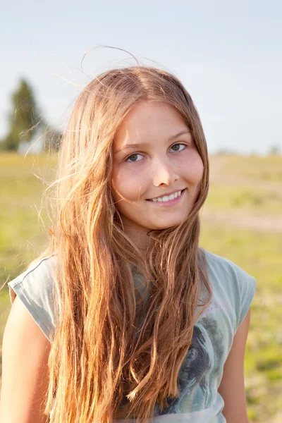 Gyönyörű lány, hosszú hair portréja — Stock Fotó