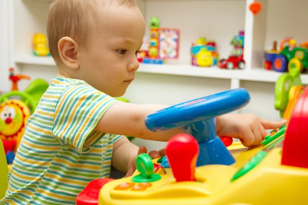 Baby spelen met het speelgoed — Stockfoto