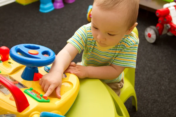 Bebek oyuncakları ile oynarken — Stok fotoğraf
