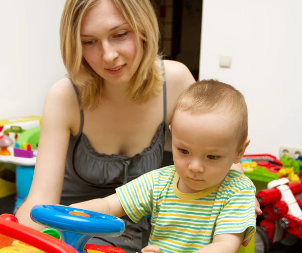 Dítě a matka hraní s hračkami — Stock fotografie