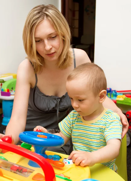 Bambino e madre giocare con il giocattoli — Foto Stock