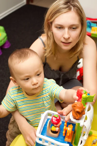 Ребенок и мать играют с игрушками — стоковое фото