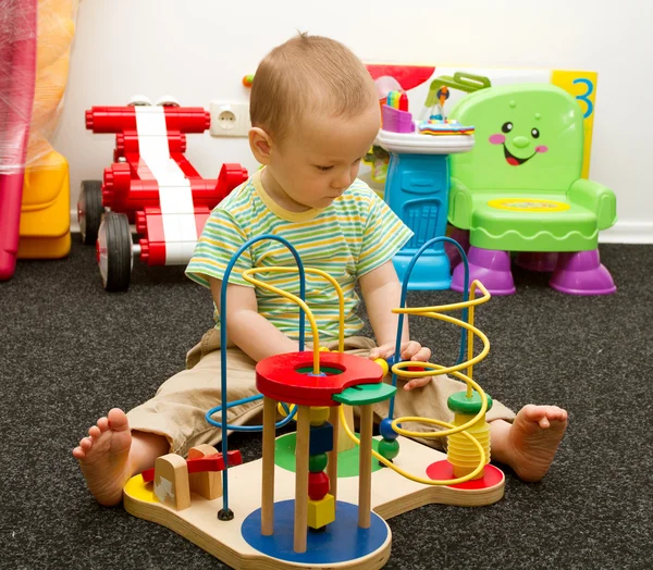 Děťátko hrát s hračkami — Stock fotografie