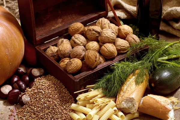 Натюрморт з грудьми, горіхами, гарбузом, хлібом — стокове фото