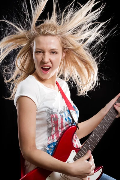 Donna che suona la chitarra — Foto Stock