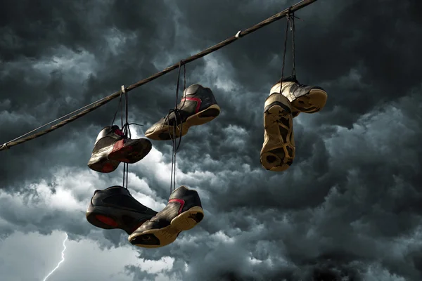 Bir telefon hattı üzerinde asılı spor ayakkabı — Stok fotoğraf