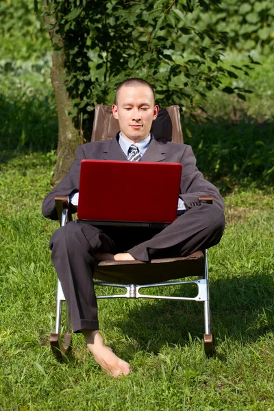 Empresario trabajando al aire libre — Foto de Stock