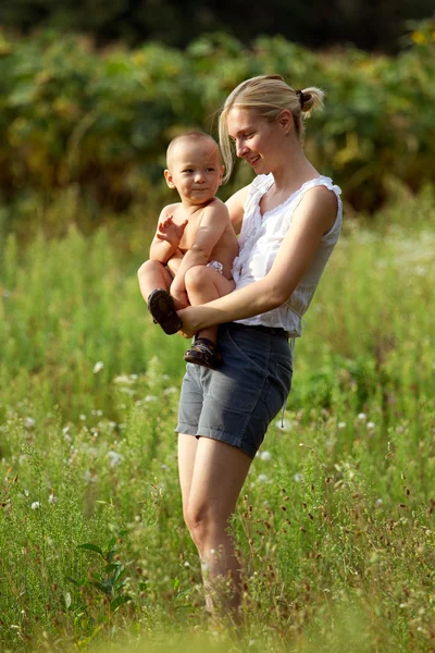 Madre e hijo al aire libre — Foto de Stock