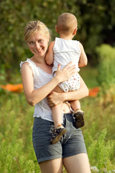 Madre e hijo al aire libre —  Fotos de Stock