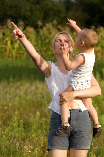 Mãe e filho ao ar livre — Fotografia de Stock