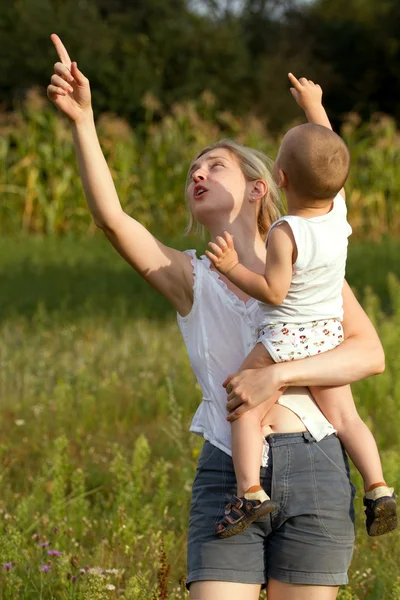 Madre e hijo al aire libre — Foto de Stock